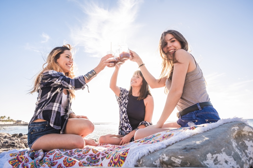 trzy kobiety spędzające czas na plaży trzy kobiety na wakacjach