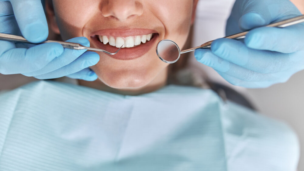 kobieta na fotelu dentystycznym kobieta u dentysty