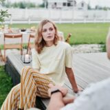 ludzie spędzający czas na tarasie