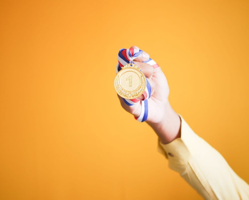 medal trzymany w ręce