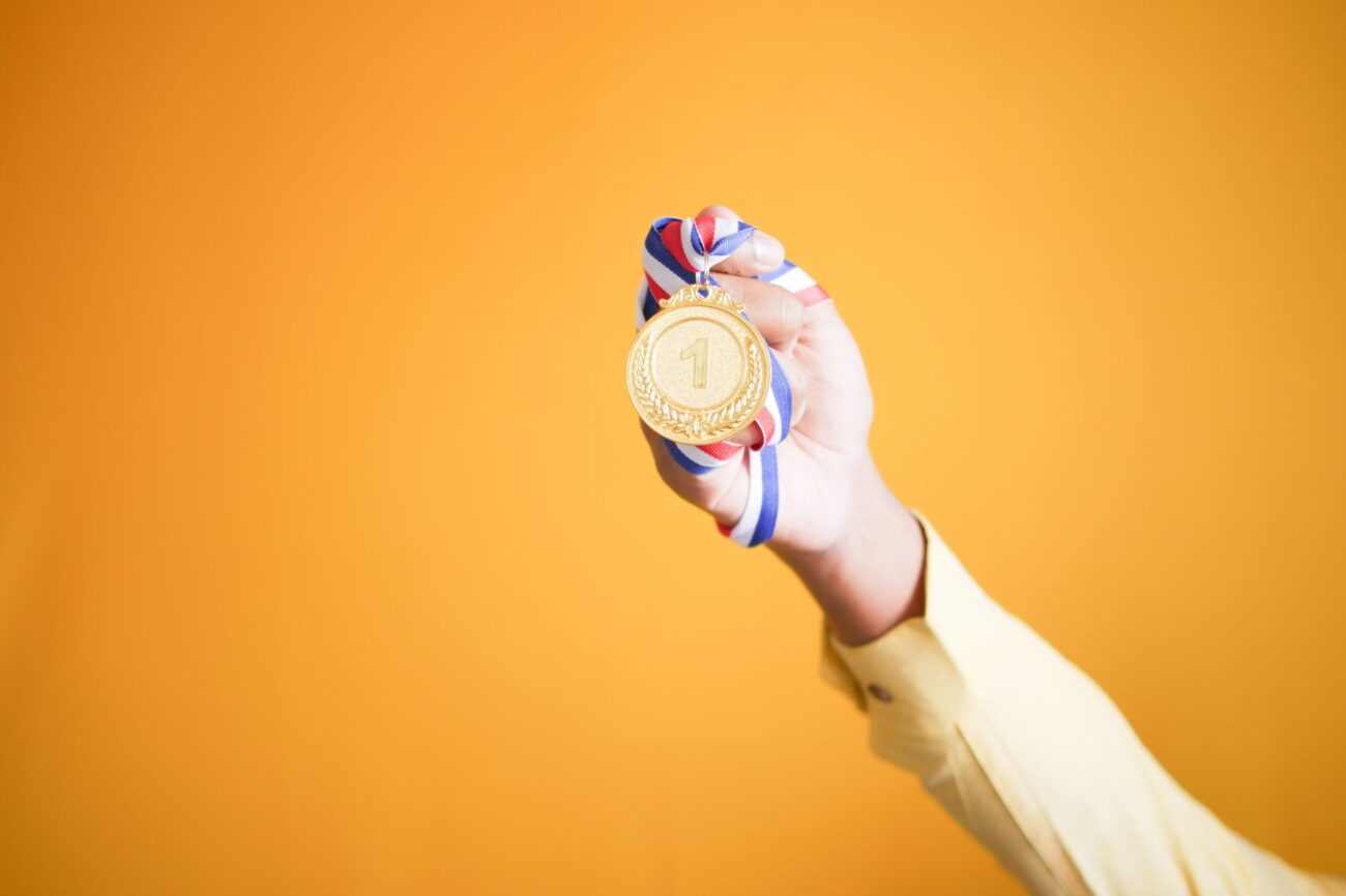 medal trzymany w ręce