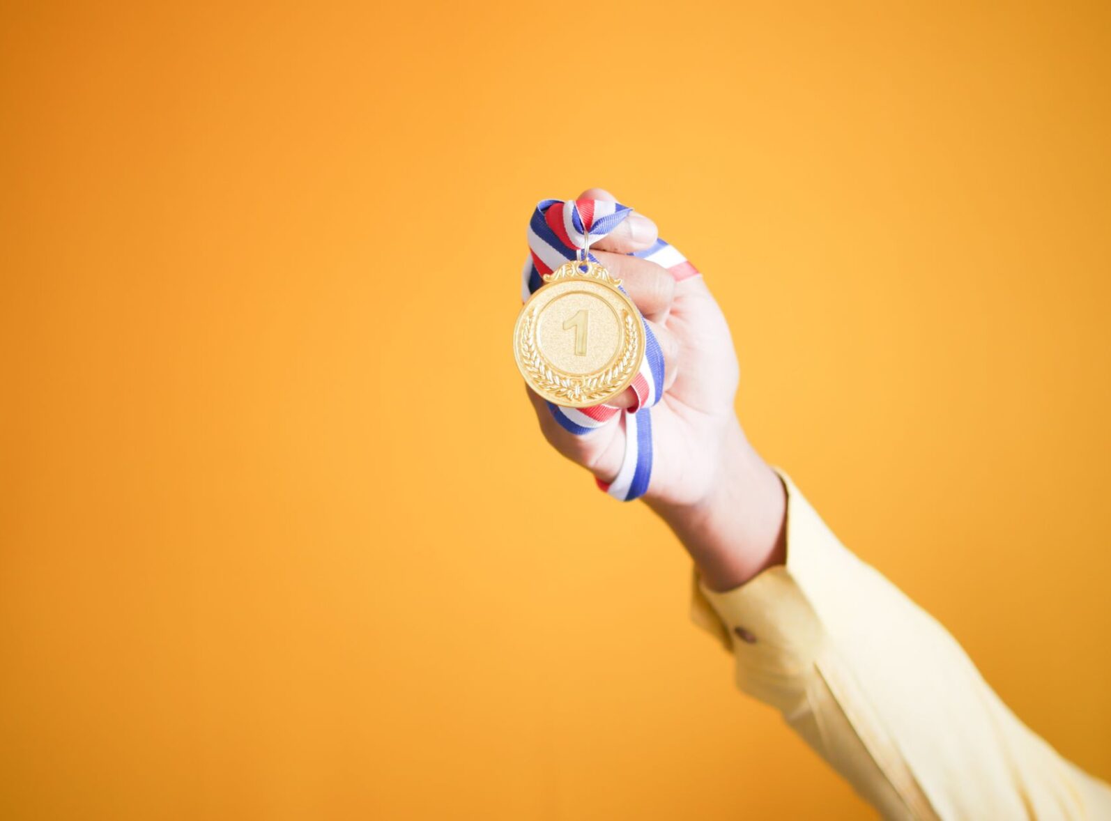 medal trzymany w ręce