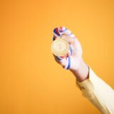 medal trzymany w ręce
