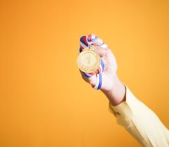 medal trzymany w ręce