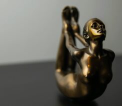 statuetka z brązu