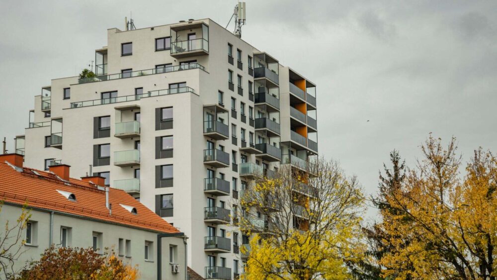 mieszkania w bloku w mieście