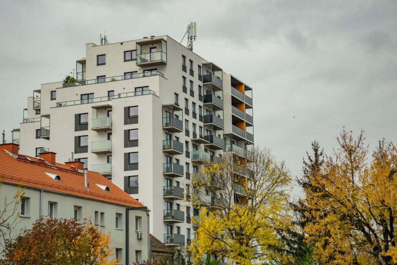 mieszkania w bloku w mieście