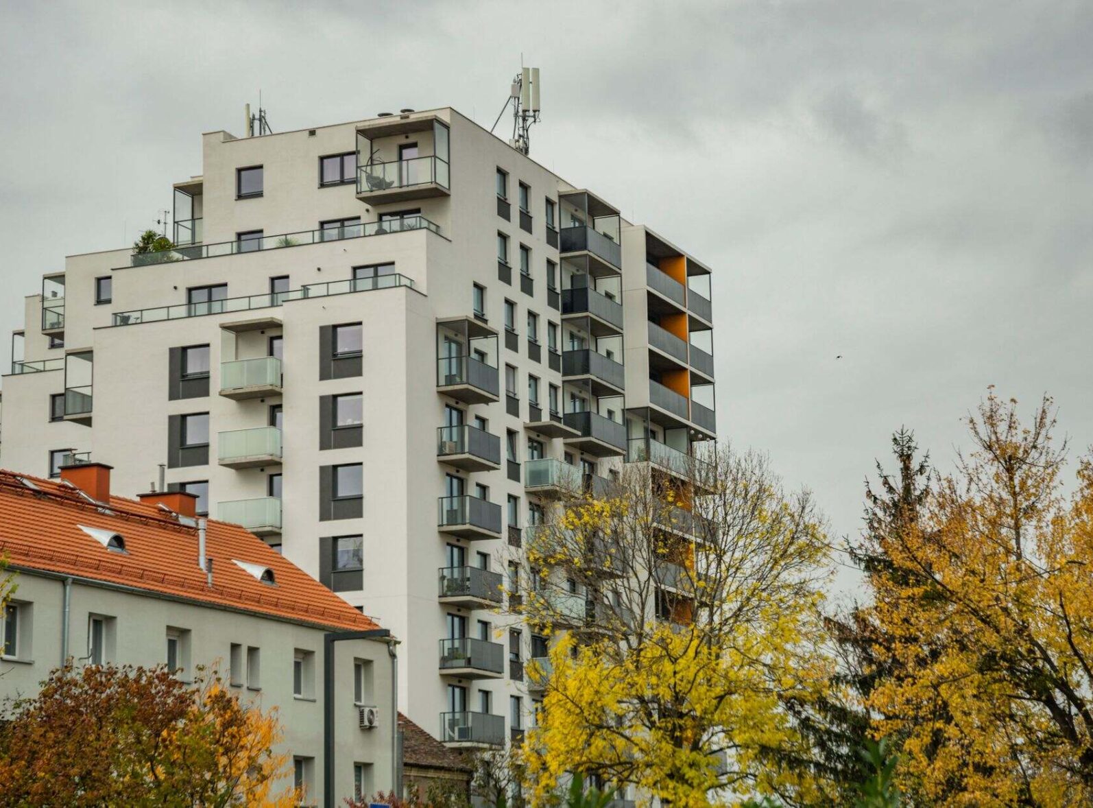 mieszkania w bloku w mieście
