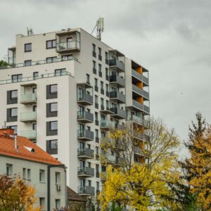 mieszkania w bloku w mieście