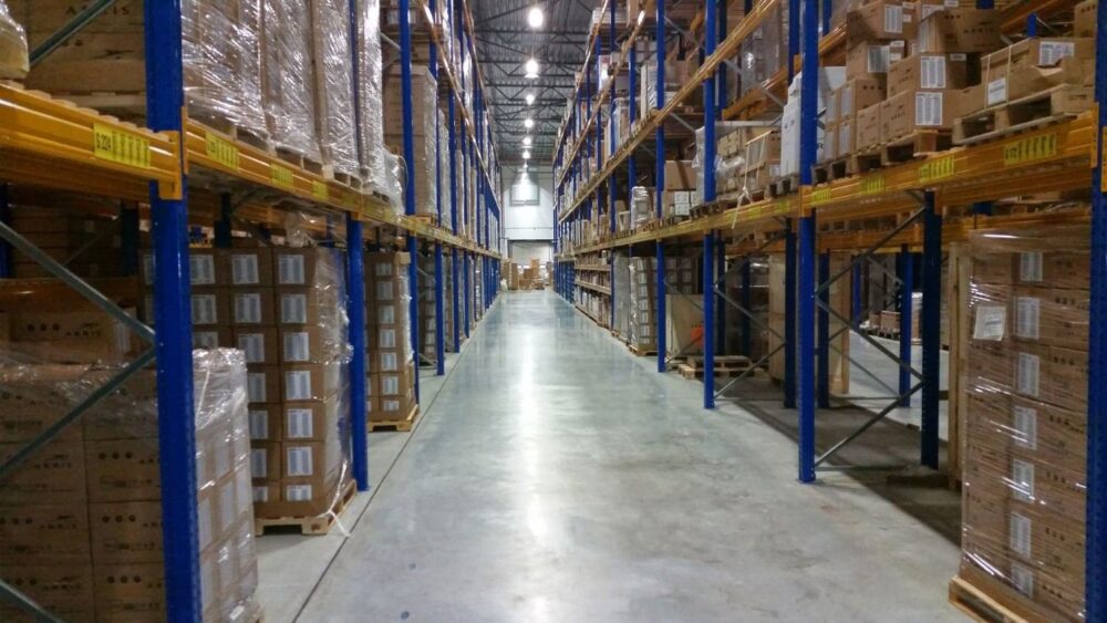 centrum logistyczne - magazyn z paczkami