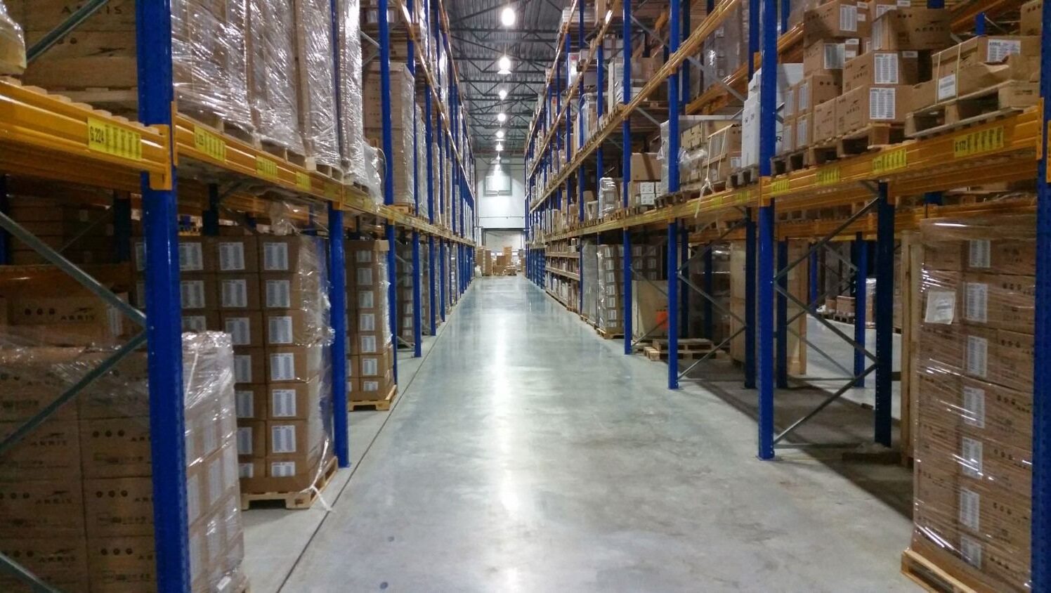 centrum logistyczne - magazyn z paczkami