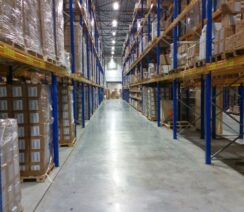 centrum logistyczne - magazyn z paczkami