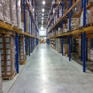 centrum logistyczne - magazyn z paczkami