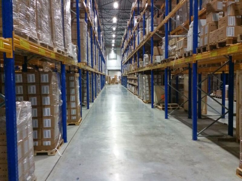 centrum logistyczne - magazyn z paczkami