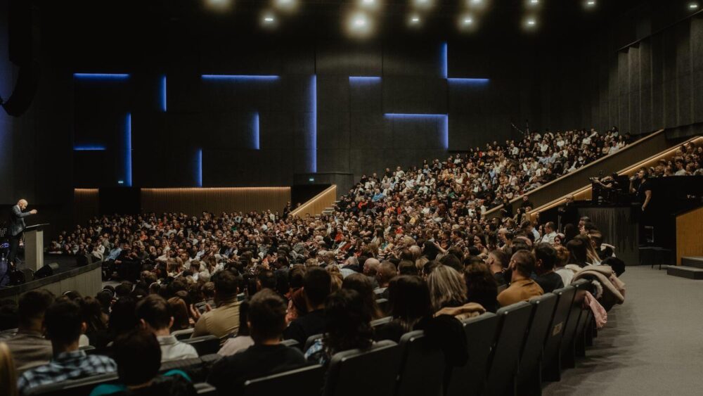 uczestnicy konferencji podczas profesjonalnego wydarzenia