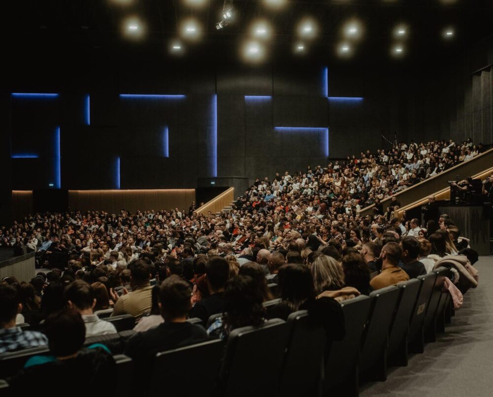 uczestnicy konferencji podczas profesjonalnego wydarzenia