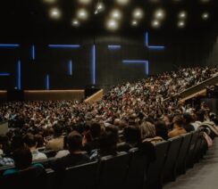 uczestnicy konferencji podczas profesjonalnego wydarzenia
