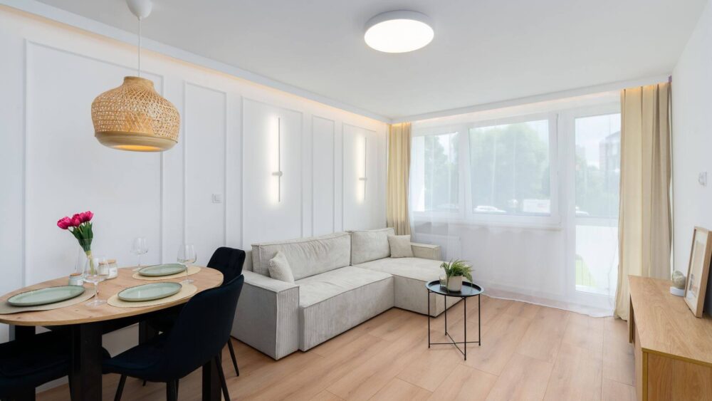 jasny salon z sofą i jadalnią