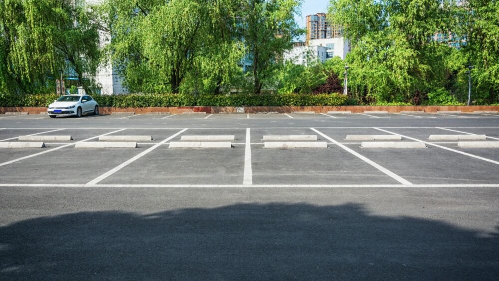 parking samochodowy przy lotnisku