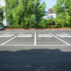 parking samochodowy przy lotnisku