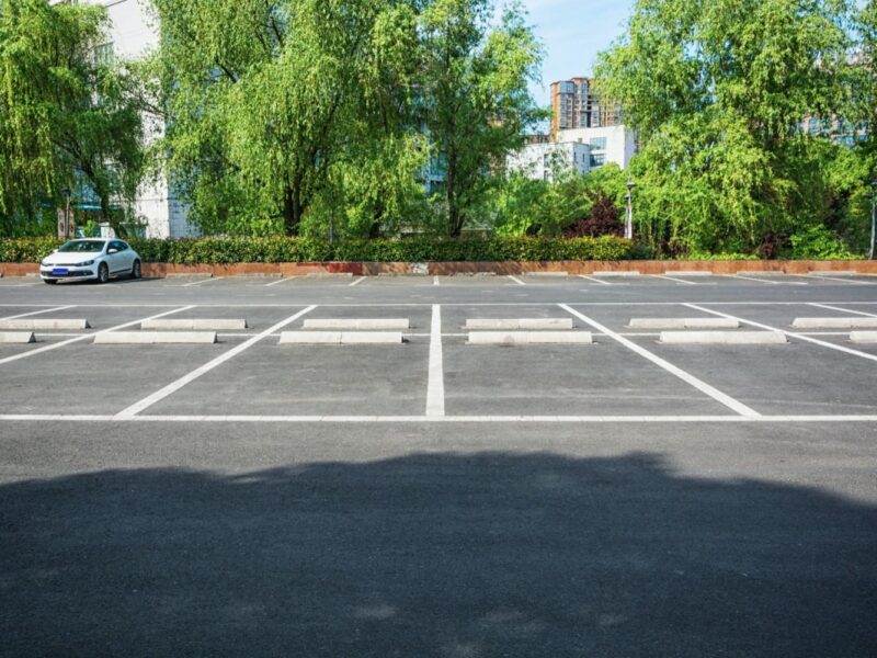 parking samochodowy przy lotnisku