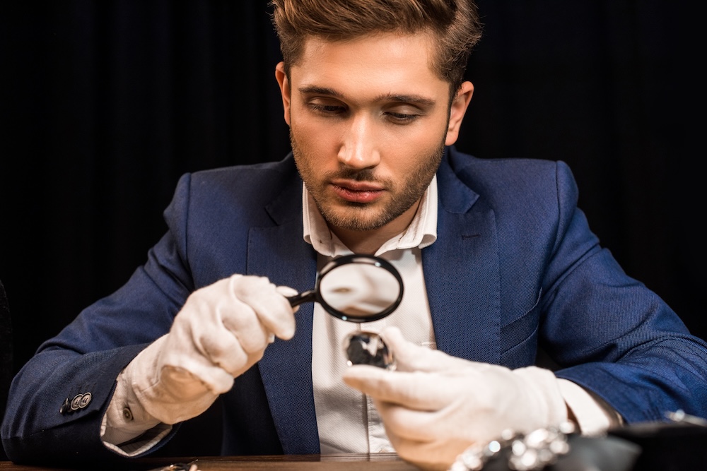 specjalista oglądający zegarek przez lupę ekspert oglądający zegarek